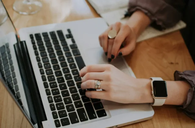 Làm website giá rẻ TP.HCM - chuẩn bị nội dung trên laptop