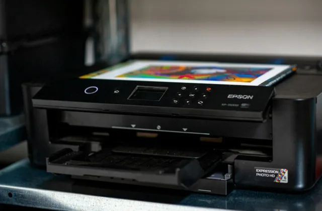 Máy in màu Epson đang in ảnh màu - sửa máy in màu tại nhà TP.HCM