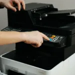 Kỹ thuật viên kiểm tra máy in trước khi bơm mực máy in Epson tại nhà