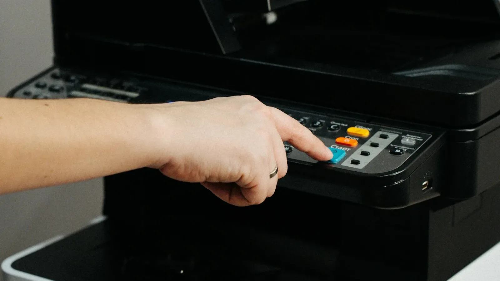 Kỹ thuật viên kiểm tra máy in trước khi bơm mực máy in Epson tại nhà