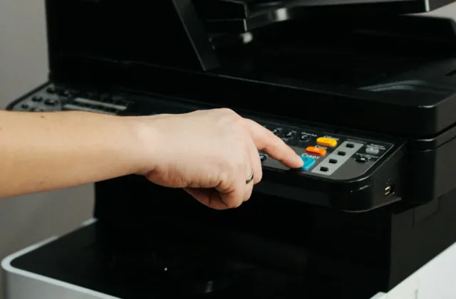 Kỹ thuật viên kiểm tra máy in trước khi bơm mực máy in Epson tại nhà