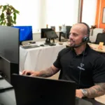 Nhân viên IT helpdesk hỗ trợ từ xa cho máy tính văn phòng