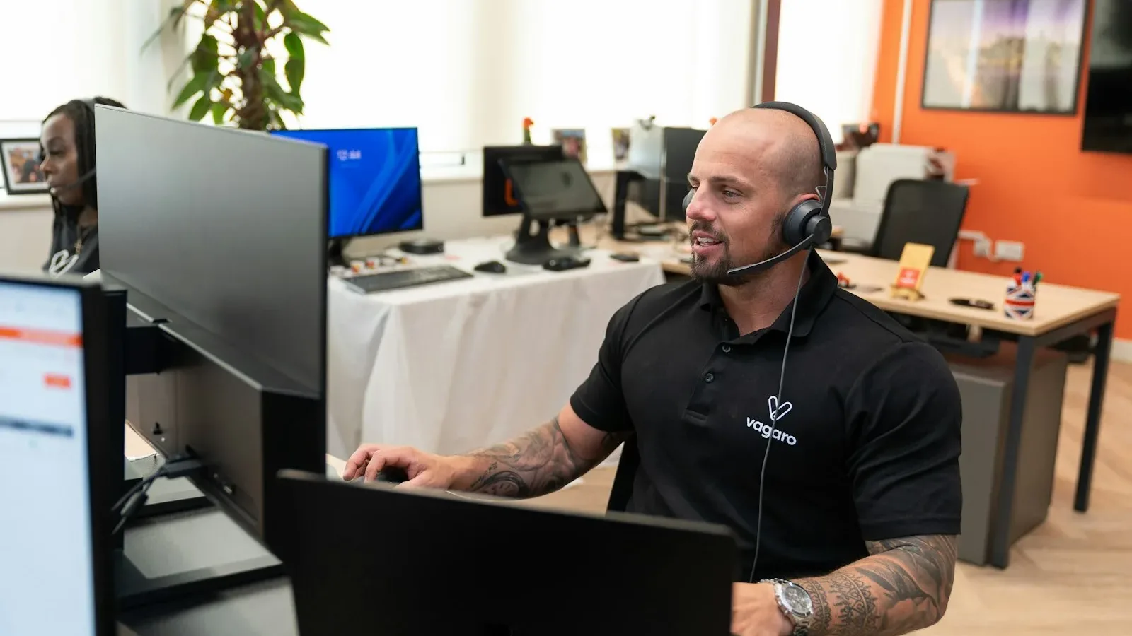 Nhân viên IT helpdesk hỗ trợ từ xa cho máy tính văn phòng